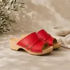 Damen Holzclogs dunklem Rot aus Echtleder – Klassische Produktbild-Vorschau 4