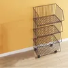 Brauner 3-stufiger Draht-Aufbewahrungskorb auf Rädern mit gelber Wand und hellem Holzboden Náhľad obrázku produktu