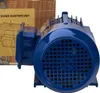 A blue electric motor is shown in front of a wooden box with a yellow label. Voir les images du produit