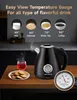 A black electric kettle is shown on a wooden table, with a glass of red liquid and cookies next to it. The background shows a kitchen counter with some items, and a graphic overlay displays different drink temperatures. Produktbild-Vorschau