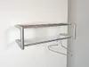 Design Wandgarderobe Smooth mit vernickeltem Stahlrohr-Gestell in Silber, Gesamtansicht von vorne. Produktbild-Vorschau