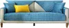 Blauer gesteppter Samt-Sofabezug-Set mit passenden Kissen und einem gelben Akzentkissen auf einem weißen Sofa Náhľad obrázku produktu