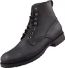 Auf dem Bild ist ein schwarzer Stiefel zu sehen der von der Seite betrachtet wird. Der Stiefel hat eine hohe Form und ein schlichtes Design mit einer leicht strukturierten Oberfläche.