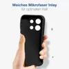 A hand holding a black phone case with a close-up view of the camera cutout. Produktbild-Vorschau