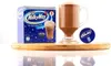 A box of Milky Way hot chocolate pods, a prepared mug of hot chocolate, and a single pod are displayed on a wooden board. Voir les images du produit