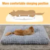 An illustration showing a dog sleeping comfortably on a bed, with arrows indicating support, and a real dog sleeping on a similar bed. Anteprima dell’immagine prodotto