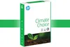 A ream of HP Climate Choice paper is shown against a white background with green gradient bands on the left and right. Produktbild-Vorschau