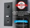 A modern intercom system mounted on a wall next to a door frame, with promotional text and a warranty badge. Produktbild-Vorschau