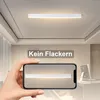 A hand holds a smartphone displaying a ceiling light, with the actual ceiling light visible above. Text overlay indicates 'Kein Flackern' (No Flickering). Anteprima dell’immagine prodotto