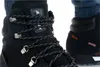 A close-up view of black winter boots with laces. Voir les images du produit