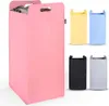 A pink laundry basket filled with clothes is shown on the left, with smaller examples of laundry baskets in yellow, light blue, black, and gray on the right. Anteprima dell’immagine prodotto
