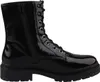Das Bild zeigt einen schwarzen Stiefel aus einer seitlichen Perspektive. Der Stiefel hat eine schlanke Form und eine erhöhte Sohle. Produktbild-Vorschau