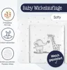 A baby changing pad with a jungle-themed illustration of an elephant and a giraffe, along with feature callouts. Produktbild-Vorschau