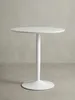Gesamtüberblick des runden Esstisches in Weiß, der die Materialkombination aus hochglänzendem MDF und pulverbeschichtetem Stahl in einem puren Design vereint._#sku_SAFWL6.504# Produktbild-Vorschau