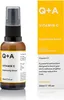 A bottle of Q+A Vitamin C Brightening Serum and its packaging are displayed side-by-side against a white background. Anteprima dell’immagine prodotto