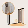 A diagram showing a baby gate in two configurations: one installed in a doorway and another demonstrating its 90-degree angle capability. Voir les images du produit