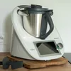 A kitchen appliance on a wooden board in a kitchen setting. Produktbild-Vorschau