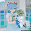 A close-up of a figurine of a character holding a bouquet of flowers, with a soft-focus background. Produktbild-Vorschau