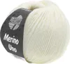 A ball of cream-colored wool yarn with a label. Produktbild-Vorschau