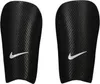 A pair of black Nike shin guards with the Nike swoosh logo. Produktbild-Vorschau