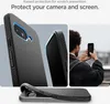 Collage of images showing a phone case, its texture, and a person using a phone. Produktbild-Vorschau