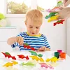 Mehrfarbige Dinosaurier-Fingerpuppen, mit denen ein Kind und eine Erwachsenenhand spielen Produktbild-Vorschau