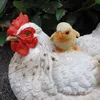 Statua da giardino gallina bianca seduta con pulcini, Anteprima dell’immagine prodotto 2