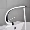 A modern chrome faucet with water flowing into a white sink. Produktbild-Vorschau