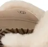 A close-up view of the sole and interior lining of a Ugg slipper. Produktbild-Vorschau