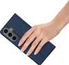 A hand is holding a blue phone case. Produktbild-Vorschau