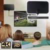 Schwarze Flachbild-TV-Antenne in zwei Größen, mit einer Familie, die im Hintergrund Fußball auf einem Fernseher schaut, mit 4K ULTRAHD- und FULL HD-Abzeichen Productafbeelding-voorbeeld