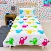 A child's bed with Fall Guys themed bedding and a pillow. Voir les images du produit