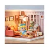 A miniature dollhouse room scene with a character, furniture, and accessories, illuminated by LED lights. Anteprima dell’immagine prodotto