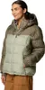 A woman wearing a two-toned puffer jacket. Produktbild-Vorschau