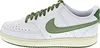 Side view of a white Nike Court Vision Low sneaker with green accents. Produktbild-Vorschau