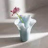 HOMLA VEYORA Sklenená váza modrá s vlnami 20x20x20 cm Náhľad obrázku produktu 5