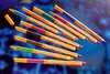 A collection of colorful pens arranged diagonally on a blue background. Anteprima dell’immagine prodotto