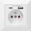 A white wall socket with integrated USB-A and USB-C ports. Anteprima dell’immagine prodotto