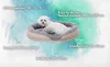 A small white dog is lying in a heated pet bed, with text overlays describing its features. Produktbild-Vorschau