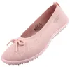 Das Bild zeigt einen rosa Freizeitschuh mit weißen Akzenten und einer weißen Sohle Der Schuh ist von der linken Seite zu sehen und hat eine sportliche Optik Produktbild-Vorschau