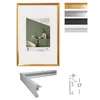 A gold picture frame with a white mat and a sample image inside. Several other frame color options are shown in a separate stack to the right. A close-up of a silver frame profile is shown below the main frame. Produktbild-Vorschau