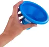A hand holding a blue funnel. Voir les images du produit