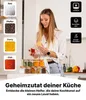 Set aus klaren Glasgewürzgläsern mit Bambusdeckeln, gefüllt mit verschiedenen Gewürzen, auf einer Küchenarbeitsplatte mit einer Frau, die eines hält Voir les images du produit