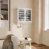 SoBuy Wandvitrine FSB114-E-W im Wohnzimmer mit Sammlermodellen und Kopfhörern Voir les images du produit