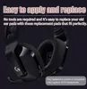 A close-up of black headphones with text overlays describing their features and compatibility. Voir les images du produit