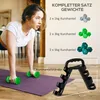 A woman is doing a plank exercise with dumbbells on a yoga mat. The image also shows a diagram of the dumbbell set and a dumbbell rack. Produktbild-Vorschau