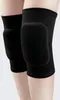A close-up view of a person's legs wearing black knee pads. Voir les images du produit