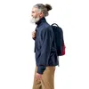 Mann mit grauen Haaren und Bart trägt einen blauen Berghaus Prism Half-Zip Polartec-Fleece und hält einen Rucksack. Produktbild-Vorschau