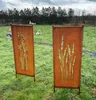 Two decorative metal screens with cut-out plant designs are placed in a grassy outdoor area. Produktbild-Vorschau