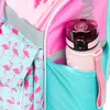 A close-up shot of a pink backpack with a flamingo pattern, featuring a water bottle in a side pocket. Anteprima dell’immagine prodotto